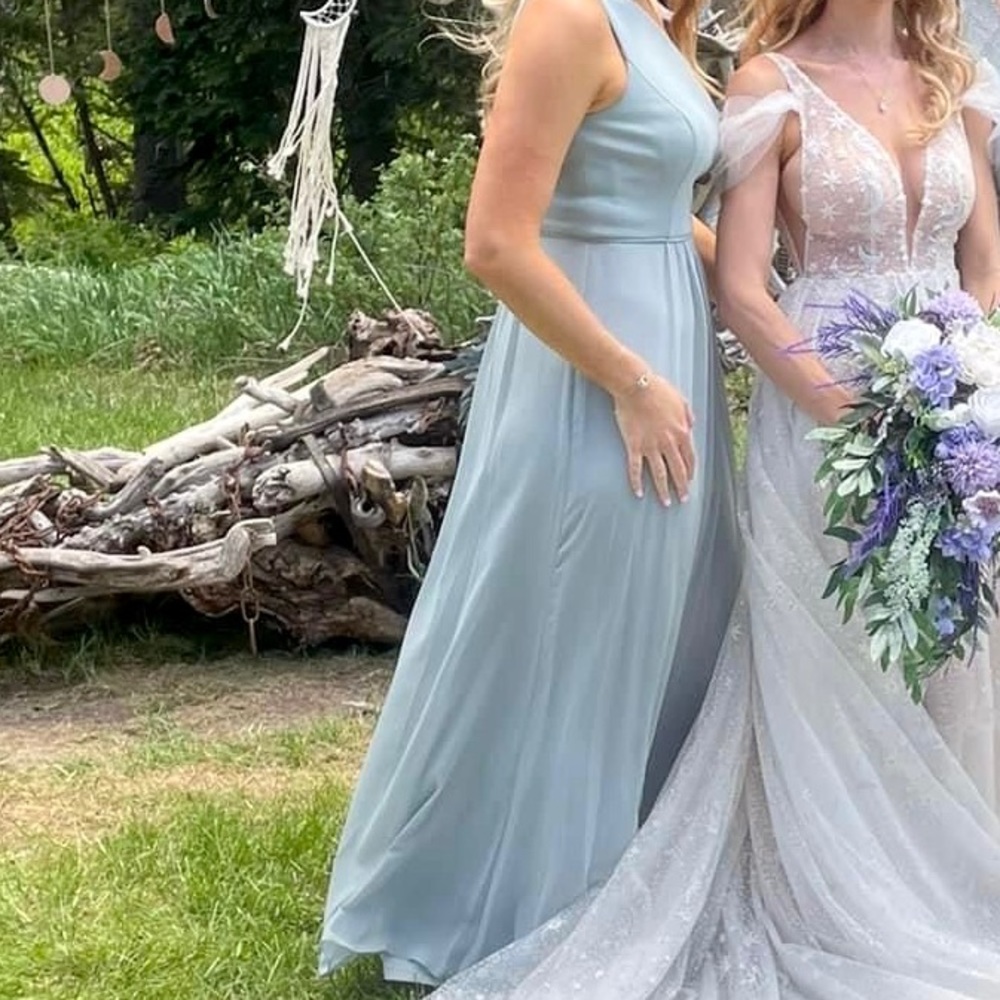 David’s Bridal Bridesmaid 1 shoulder sage dress. Size 6. Color is frosted sage.